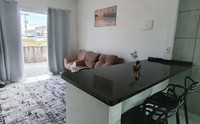 Apartamento térreo na praia em São Francisco do Sul